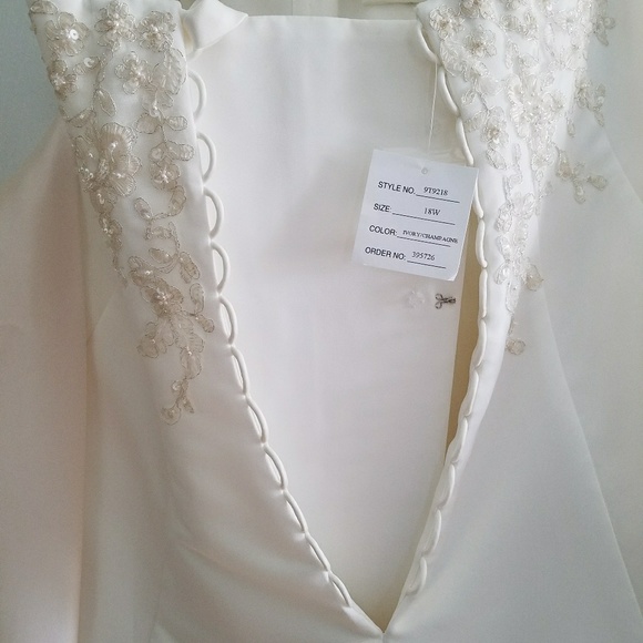 Brand new wedding dress. - Picture 6 of 13